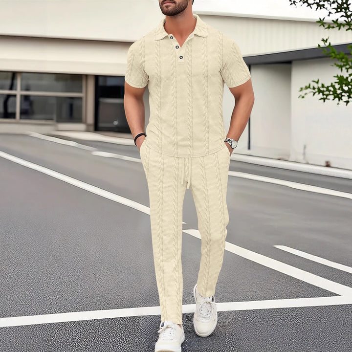 Herrens modiga polo- och joggerset med strukturerad design Mirla-Eva Jonsson