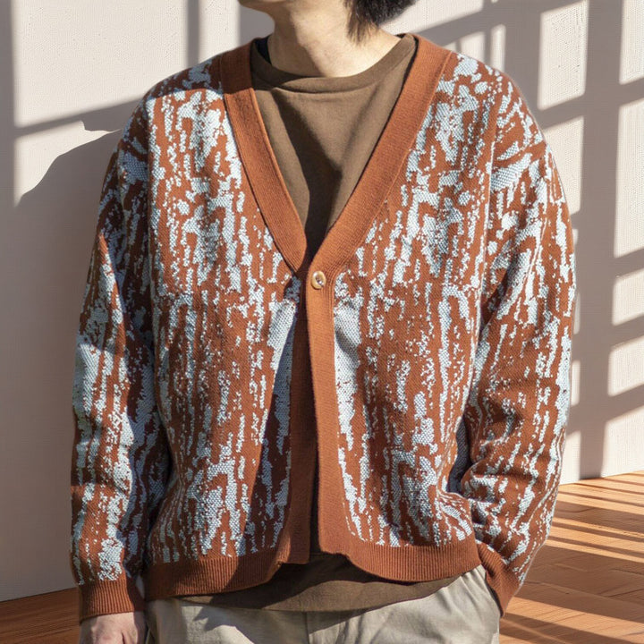 Herrens modischer stickad cardigan med stilmönster och V-hals Mirla-Eva Jonsson