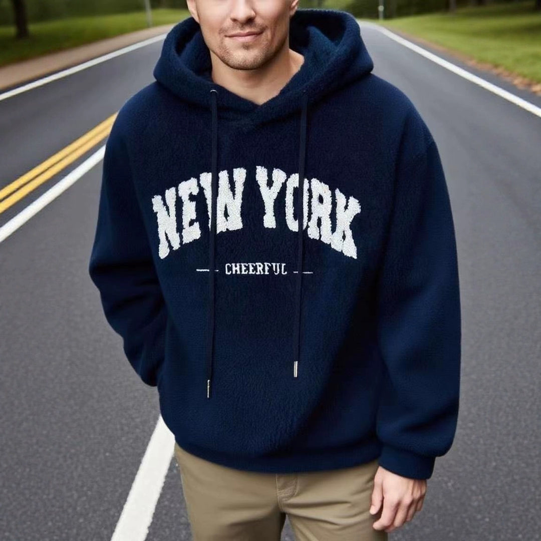 Herrens mysiga fleece-hoodie med sportig text Mirla-Eva Jonsson