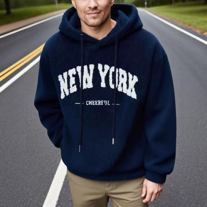 Herrens mysiga fleece-hoodie med sportig text Mirla-Eva Jonsson