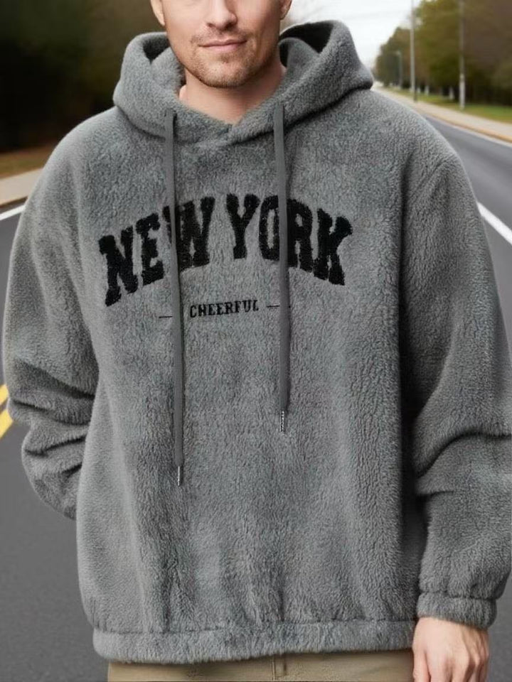 Herrens mysiga fleece-hoodie med sportig text Mirla-Eva Jonsson