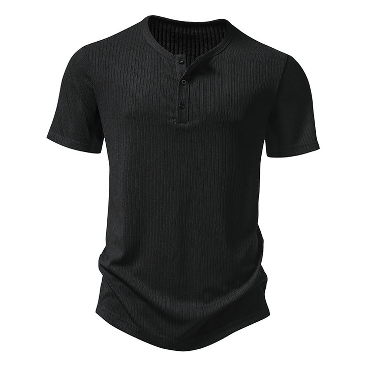 Herrens stiliga kortärmade Henley-tröja med strukturerad design och två knapp-detaljer Mirla-Eva Jonsson