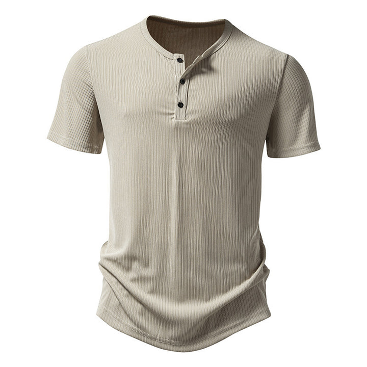 Herrens stiliga kortärmade Henley-tröja med strukturerad design och två knapp-detaljer Mirla-Eva Jonsson