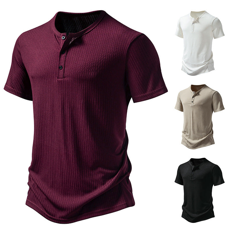 Herrens stiliga kortärmade Henley-tröja med strukturerad design och två knapp-detaljer Mirla-Eva Jonsson