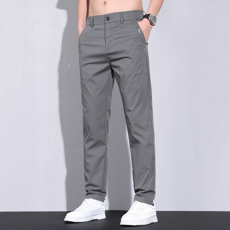 Herrens trendy chinos med elastisk midja och praktiska sidofickor Mirla-Eva Jonsson