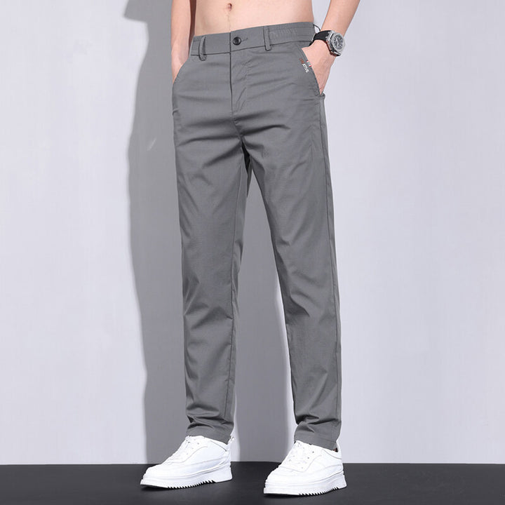 Herrens trendy chinos med elastisk midja och praktiska sidofickor Mirla-Eva Jonsson