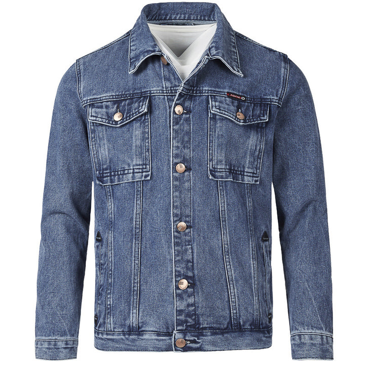 Herrjeansjacka i modern slim-fit design med praktiska fickor och robusta nitar Mirla-Eva Jonsson