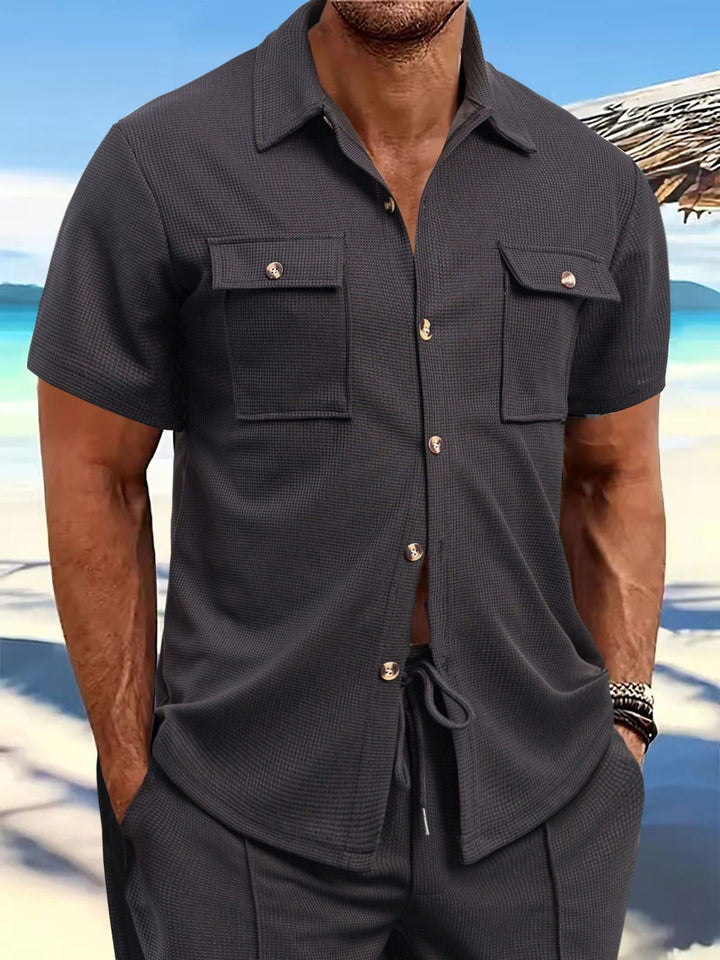Herrkortärmad skjorta med praktiska bröstfickor och strukturerad design Mirla-Eva Jonsson