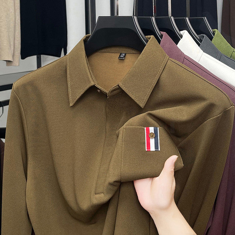 Herrmodern långärmad polotröja med strukturerad design och praktisk bröstficka Eva Jonsson-Eva Jonsson