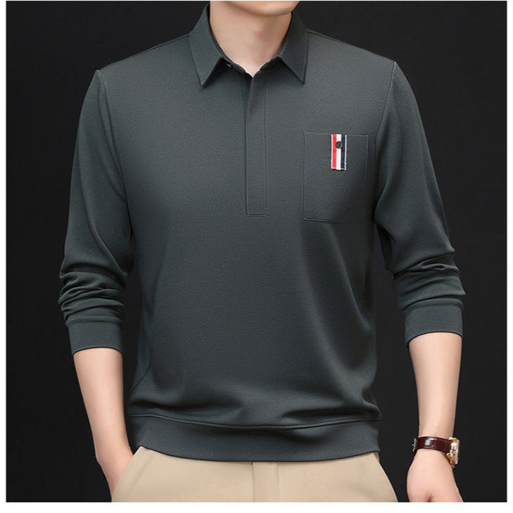 Herrmodern långärmad polotröja med strukturerad design och praktisk bröstficka Eva Jonsson-Eva Jonsson