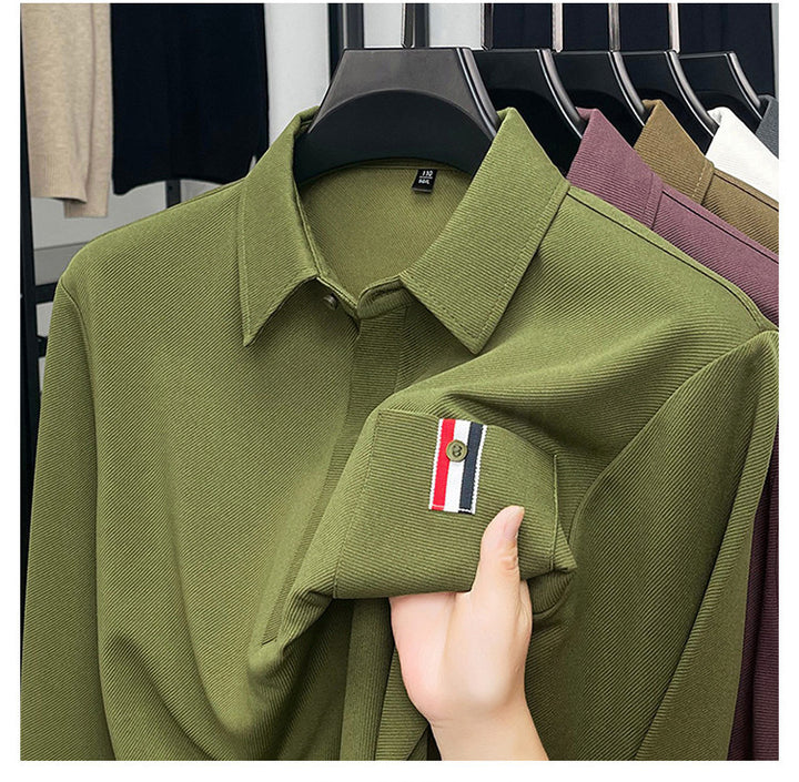 Herrmodern långärmad polotröja med strukturerad design och praktisk bröstficka Eva Jonsson-Eva Jonsson