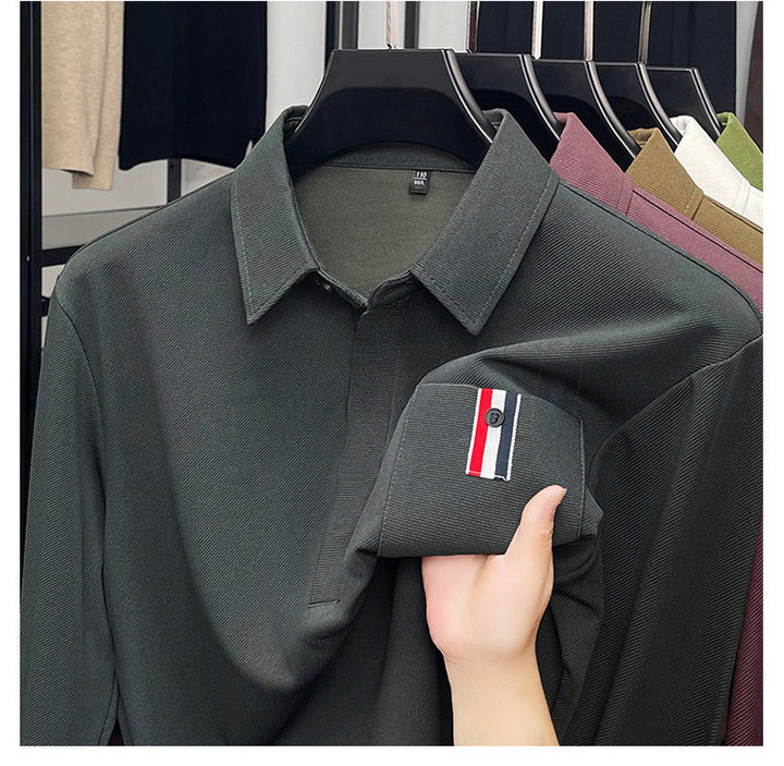 Herrmodern långärmad polotröja med strukturerad design och praktisk bröstficka Eva Jonsson-Eva Jonsson