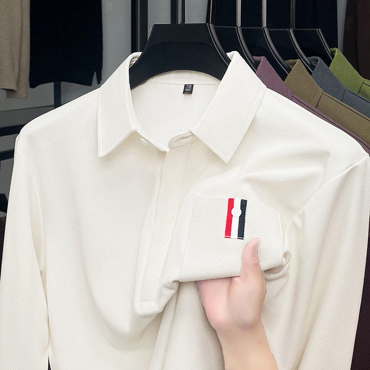 Herrmodern långärmad polotröja med strukturerad design och praktisk bröstficka Eva Jonsson-Eva Jonsson