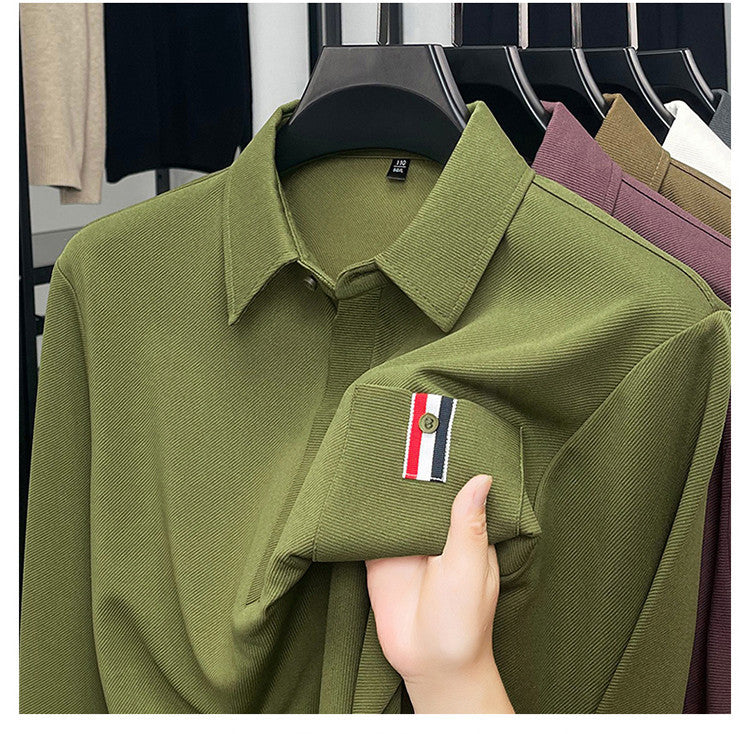 Herrmodern långärmad polotröja med strukturerad design och praktisk bröstficka Mirla-Eva Jonsson