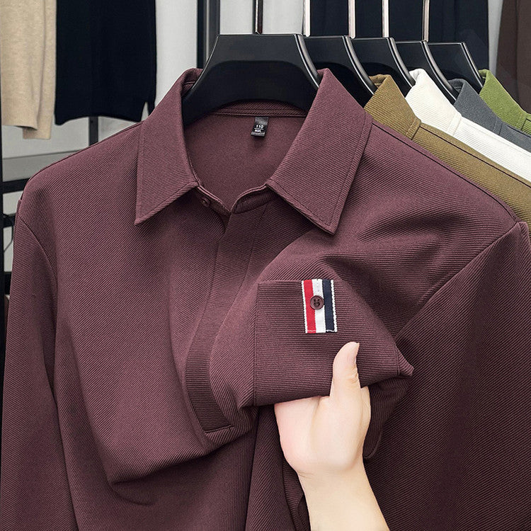 Herrmodern långärmad polotröja med strukturerad design och praktisk bröstficka Mirla-Eva Jonsson