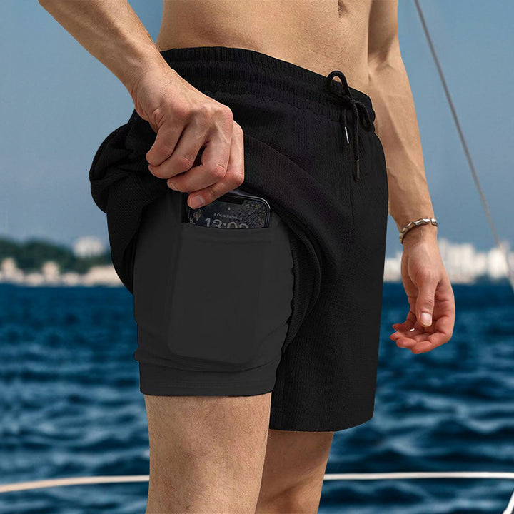 Herrshorts i slitstarkt snabbtorft material med rymliga sidofickor Mirla-Eva Jonsson
