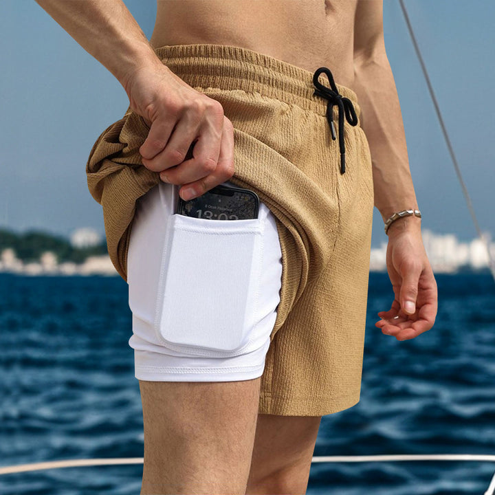 Herrshorts i slitstarkt snabbtorft material med rymliga sidofickor Mirla-Eva Jonsson