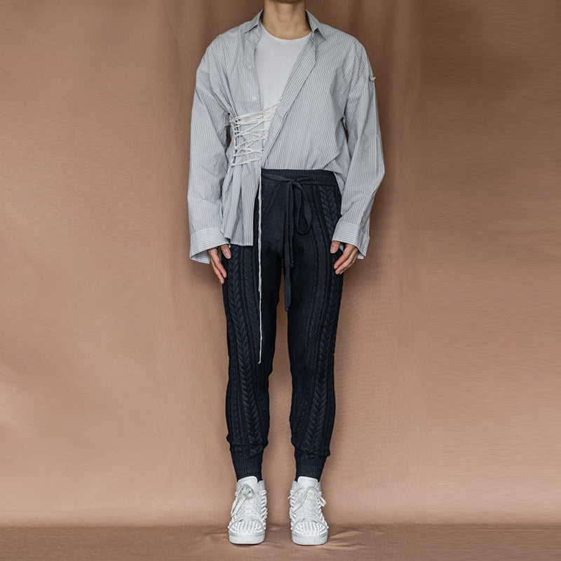 Herrsträ trousers med diskret flätmönster och praktiskt knytbälte Mirla-Eva Jonsson