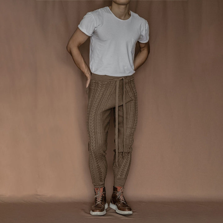 Herrsträ trousers med diskret flätmönster och praktiskt knytbälte Mirla-Eva Jonsson
