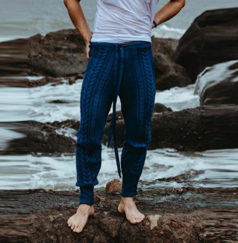 Herrsträ trousers med diskret flätmönster och praktiskt knytbälte Mirla-Eva Jonsson