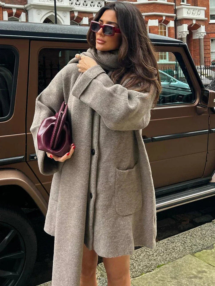 Kappa med halsduk - Överdimensionerad, enkelknäppt, halvlång kappa för kvinnor-Eva Jonsson