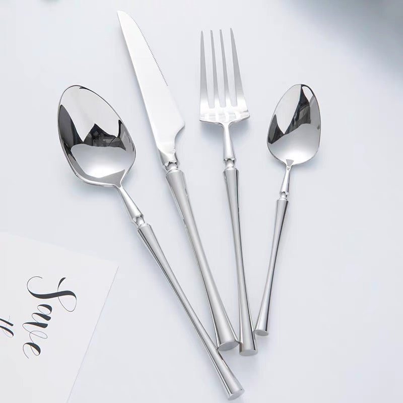 Klassiskt set i rostfritt stål med eleganta handtag-Eva Jonsson