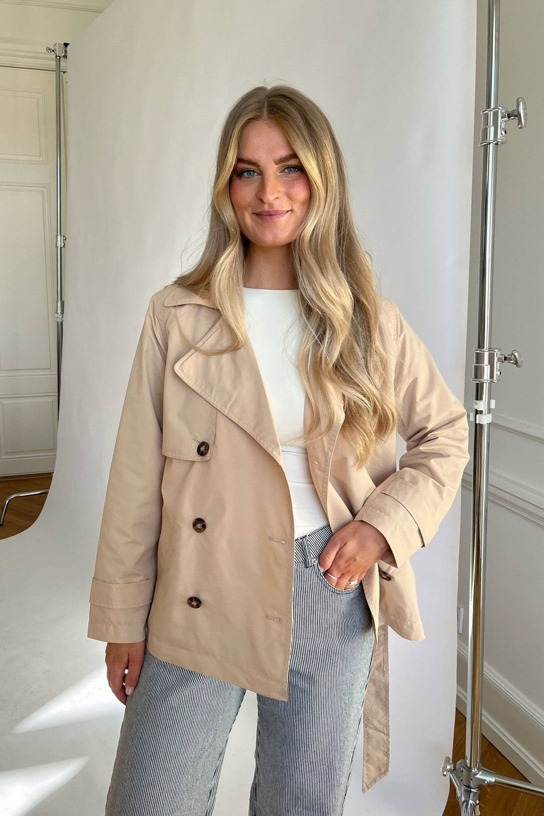 Kort Trench Coat - Bälte - Dubbelknäppt - Beige Trench Coat - Trench Coat Dam-Eva Jonsson