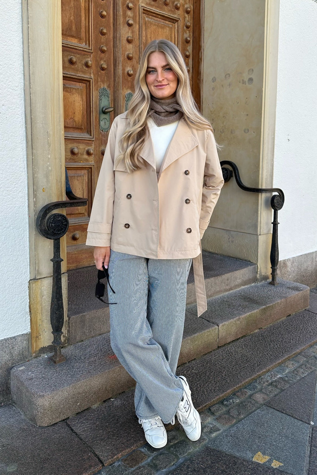 Kort Trench Coat - Bälte - Dubbelknäppt - Beige Trench Coat - Trench Coat Dam-Eva Jonsson