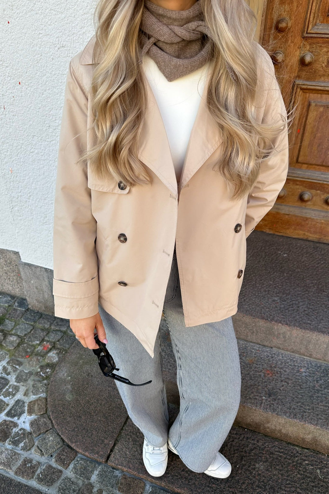 Kort Trench Coat - Bälte - Dubbelknäppt - Beige Trench Coat - Trench Coat Dam-Eva Jonsson