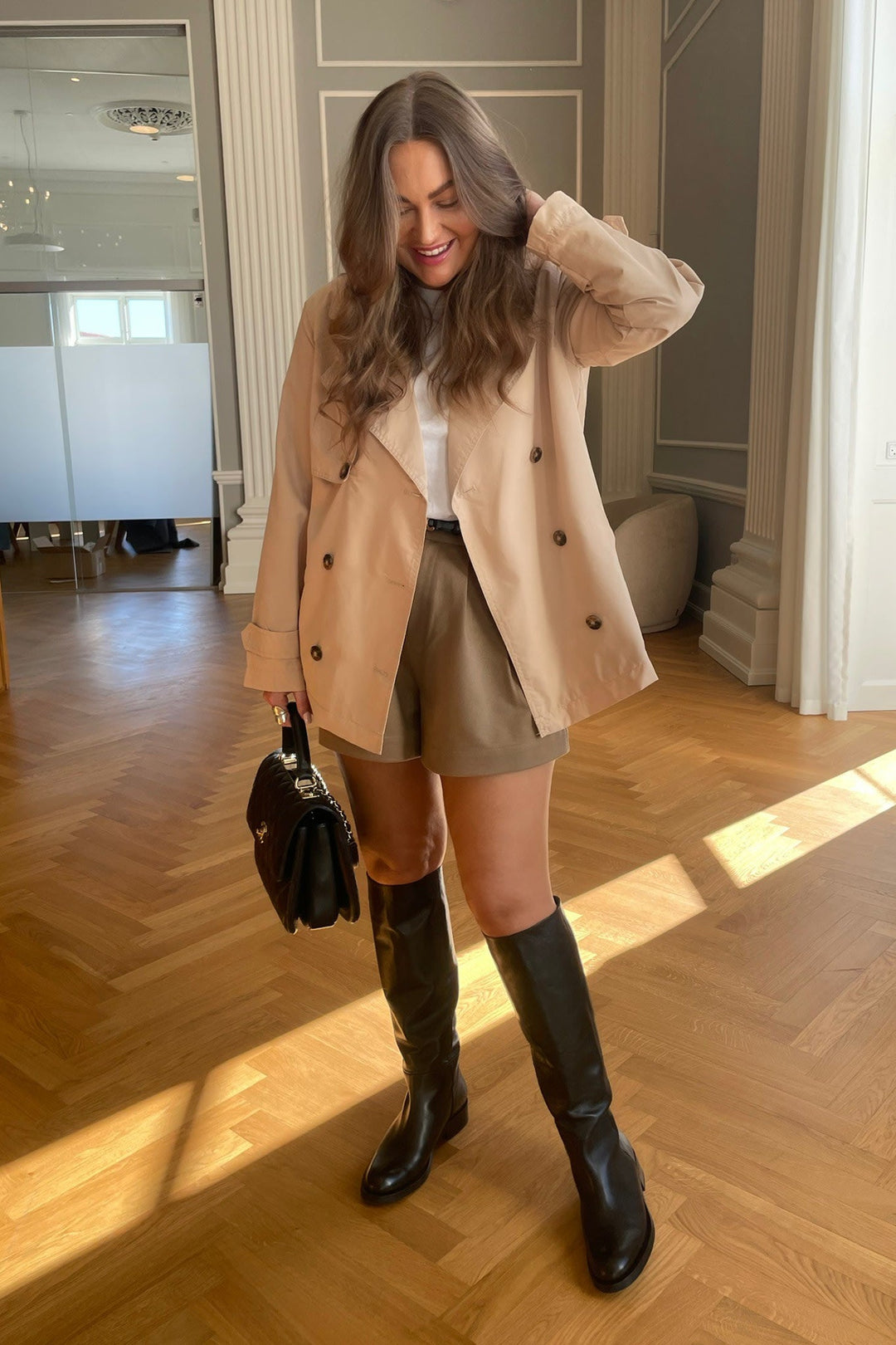 Kort Trench Coat - Bälte - Dubbelknäppt - Beige Trench Coat - Trench Coat Dam-Eva Jonsson