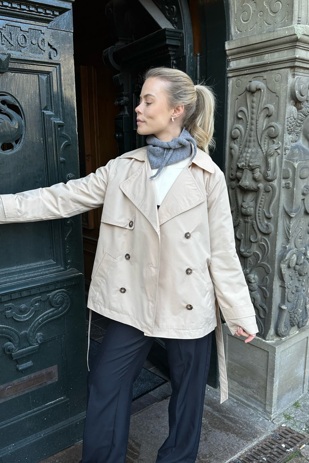 Kort Trench Coat - Bälte - Dubbelknäppt - Beige Trench Coat - Trench Coat Dam-Eva Jonsson