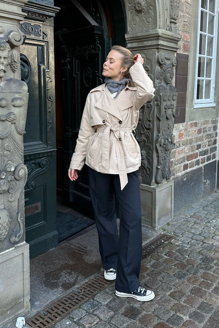 Kort Trench Coat - Bälte - Dubbelknäppt - Beige Trench Coat - Trench Coat Dam-Eva Jonsson