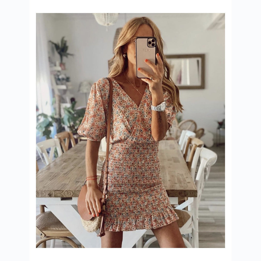 Kort klänning för damer med blommig volang och elastisk midja Mirla-Eva Jonsson