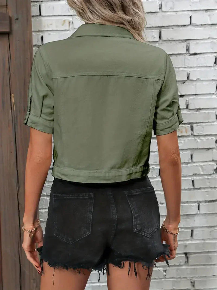 Kortärmad jeansjacka | knappslå | bröstfickor | kortärmad jeansjacka | jeansjacka för kvinnor-Eva Jonsson