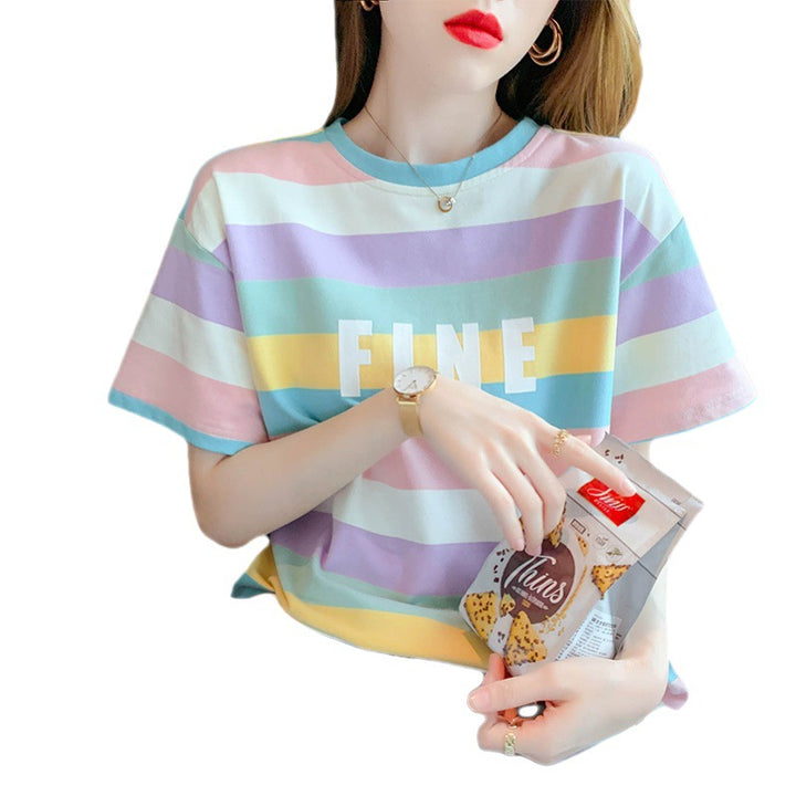 Kvinn T-shirt med färgglad randig mönster och kreativ text Mirla-Eva Jonsson