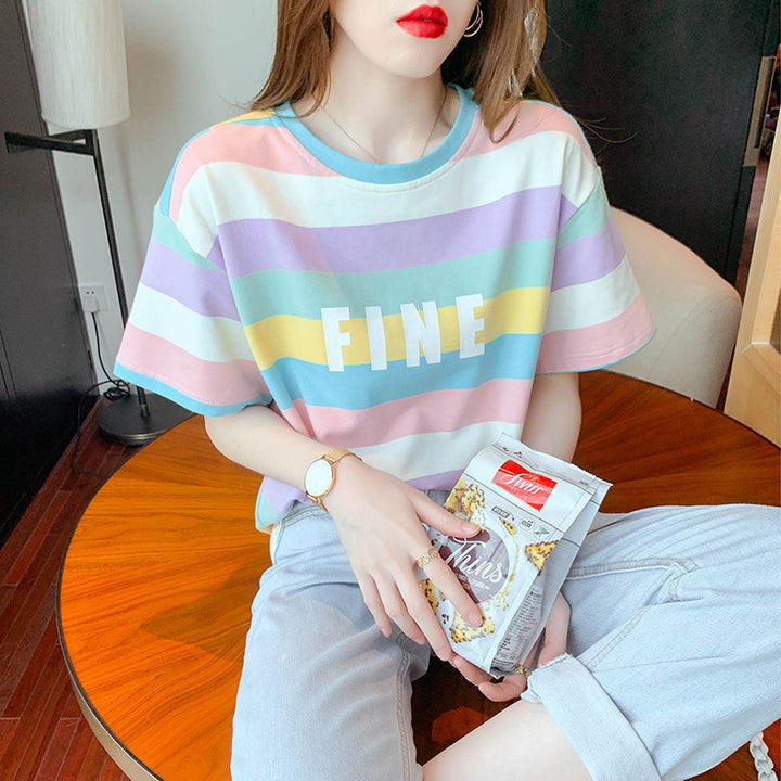 Kvinn T-shirt med färgglad randig mönster och kreativ text Mirla-Eva Jonsson