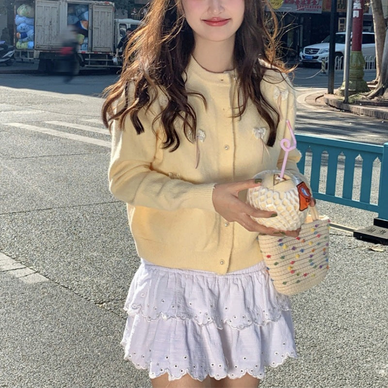 Kvinna Kawaii Kofta med Dekorativa Bågar och Pärlor Mirla-Eva Jonsson