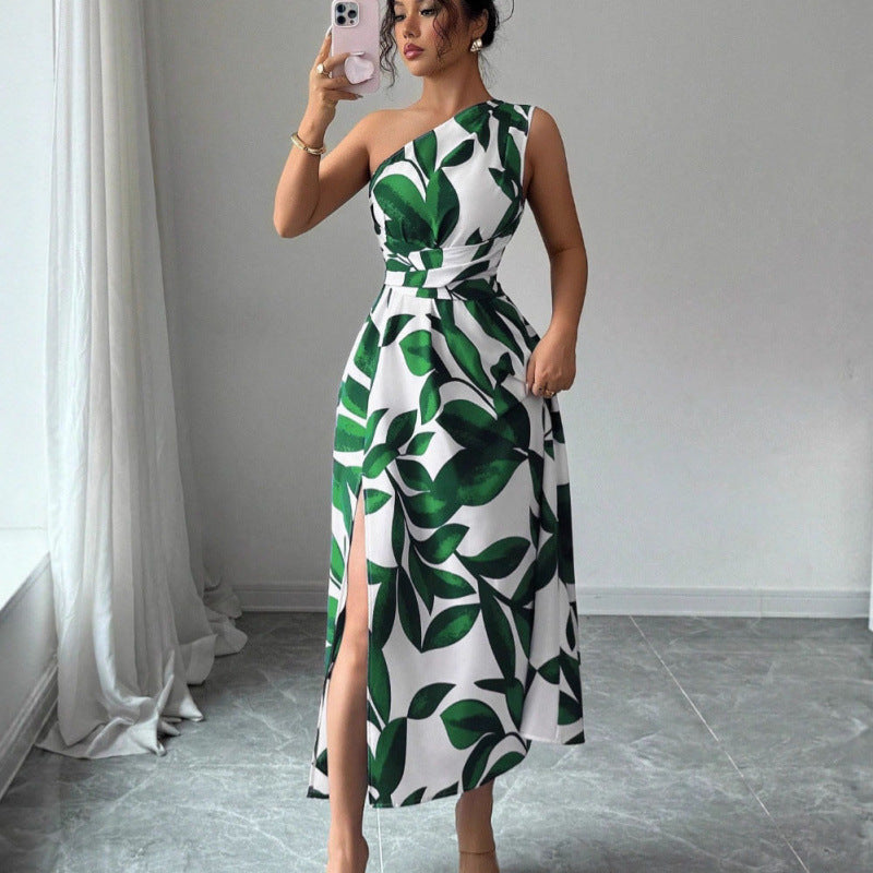 Kvinna Maxiklänning med asymmetrisk skärning och blommönster Mirla-Eva Jonsson