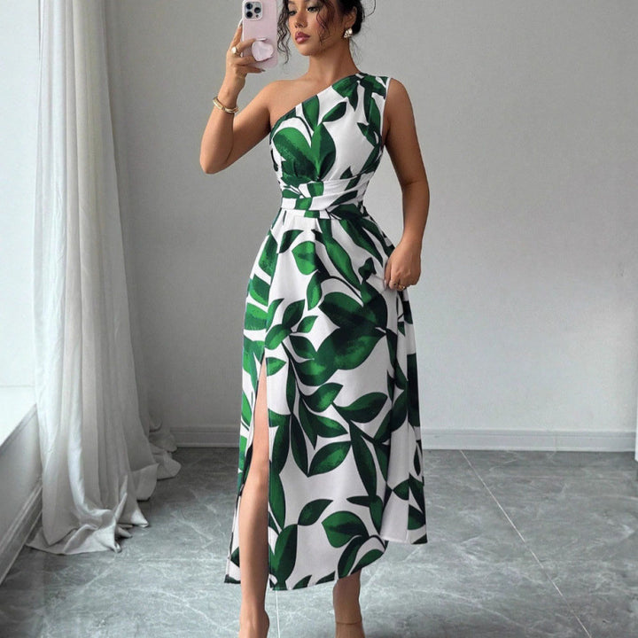 Kvinna Maxiklänning med asymmetrisk skärning och blommönster Mirla-Eva Jonsson