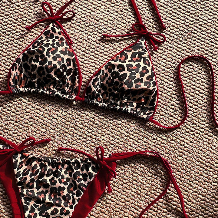 Kvinna Triangel-Bikini-Set med justerbara band och djuriskt inspirerat design Mirla-Eva Jonsson