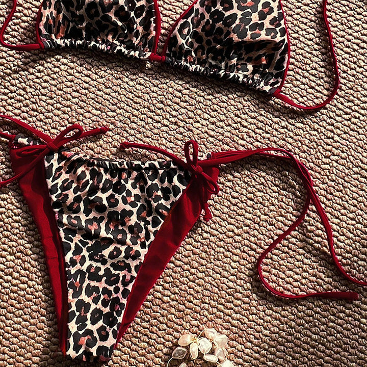 Kvinna Triangel-Bikini-Set med justerbara band och djuriskt inspirerat design Mirla-Eva Jonsson