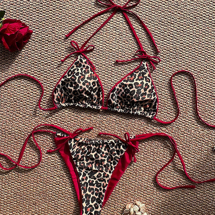 Kvinna Triangel-Bikini-Set med justerbara band och djuriskt inspirerat design Mirla-Eva Jonsson