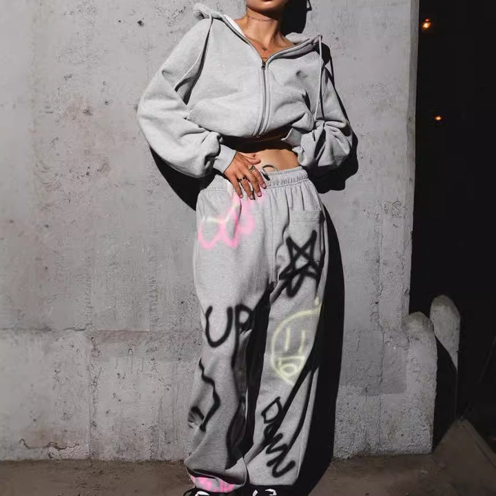 Kvinna avslappnad hoodie och joggerbyxor set i urban graffiti design Mirla-Eva Jonsson