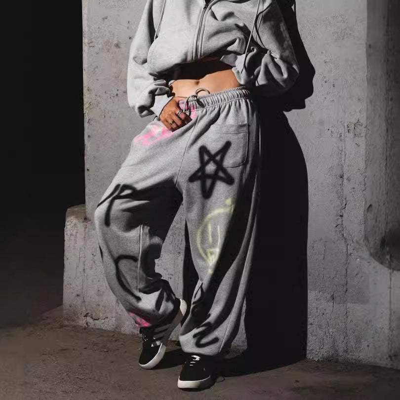 Kvinna avslappnad hoodie och joggerbyxor set i urban graffiti design Mirla-Eva Jonsson