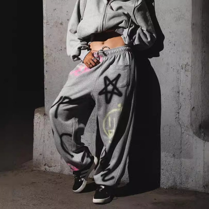 Kvinna avslappnad hoodie och joggerbyxor set i urban graffiti design Mirla-Eva Jonsson