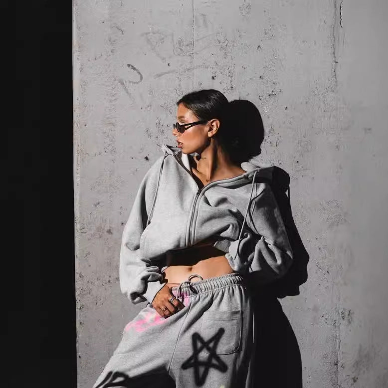 Kvinna avslappnad hoodie och joggerbyxor set i urban graffiti design Mirla-Eva Jonsson