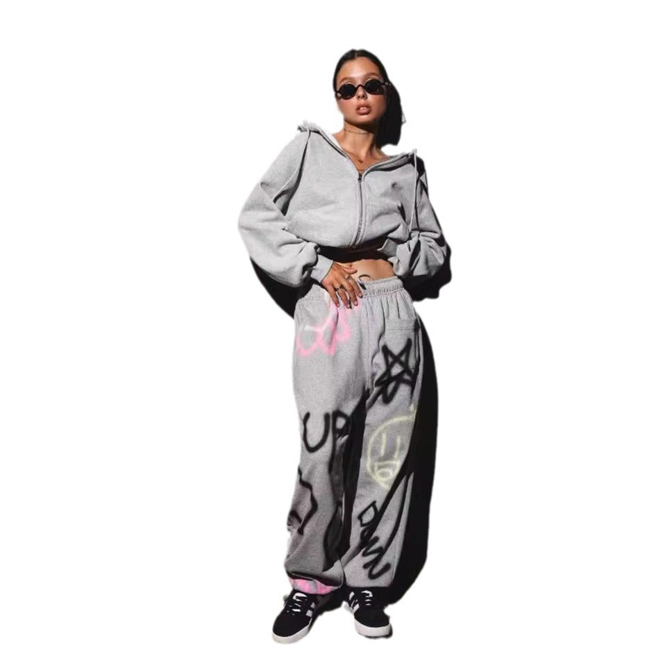 Kvinna avslappnad hoodie och joggerbyxor set i urban graffiti design Mirla-Eva Jonsson