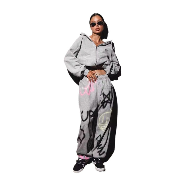 Kvinna avslappnad hoodie och joggerbyxor set i urban graffiti design Mirla-Eva Jonsson