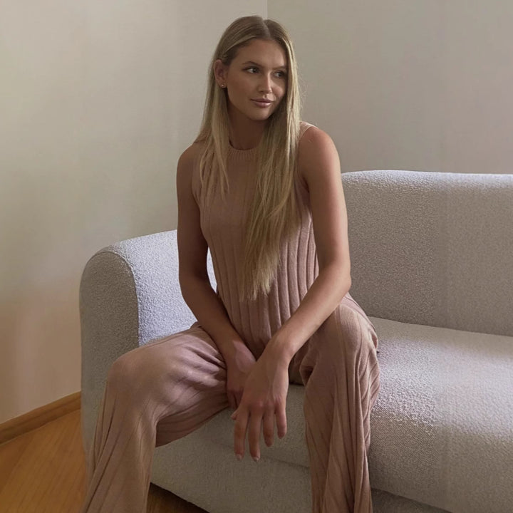 Kvinna avslappnad stickad set med lång topp och vida byxor Mirla-Eva Jonsson