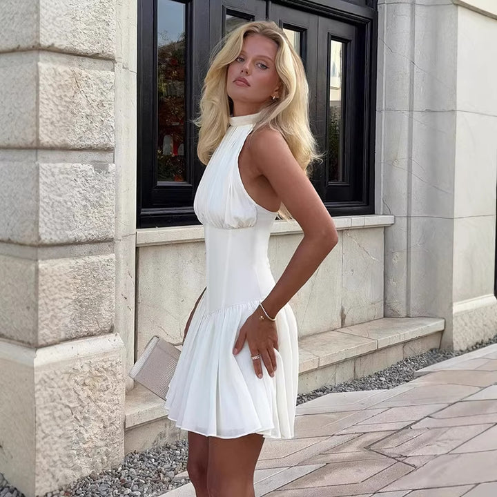 Kvinna axelbar miniklänning med elegant halterneck och svängande kjol Mirla-Eva Jonsson